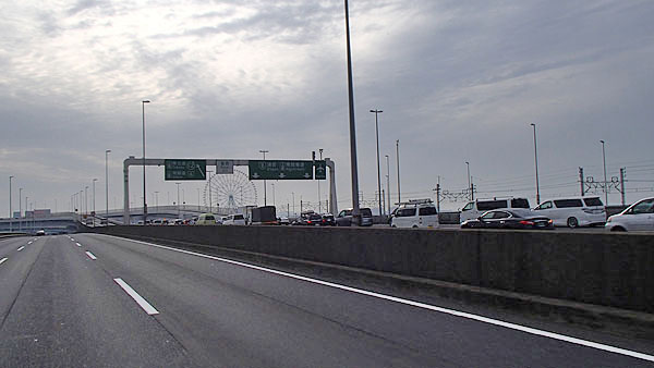 国道３５７号線（左）と首都高速道路湾岸線（右）